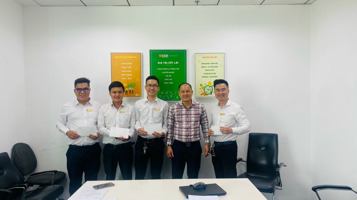 Trao thưởng chuyên viên xuất sắc